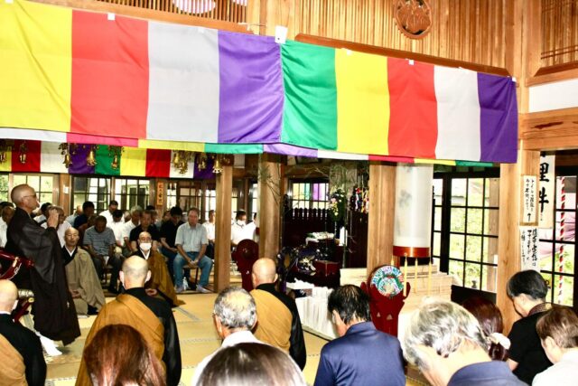 お陰様で令和8年盂蘭盆大施食法会、皆様のご先祖供養を無事に厳修することができました。ご随喜頂いた御寺院様、なにかとお手伝い頂いた役員様、梅花講の皆様、ご賛同頂いた檀信徒の皆様、誠に有難うございました。
当日は70名以上のご参列を賜りまして、有り難く心強い限りです。当山では、皆様と一緒のご供養をなにより大切にしております。ぜひ、また来年もご参列賜りますようよろしくお願い申し上げます。
#施食 #お施餓鬼 #盂蘭盆 #長泉寺 #花の寺
――――――――――
"四季折々の花が咲く牡丹寺"
曹洞宗 白久山長泉寺
〒324-0513
栃木県那須郡那珂川町白久777
0287-96-2427
いつでもお気軽にお参りください。御朱印対応致します。
インスタではお花の開花状況を中心にお知らせしています。フォローもどうぞお気軽に。
――――――――――