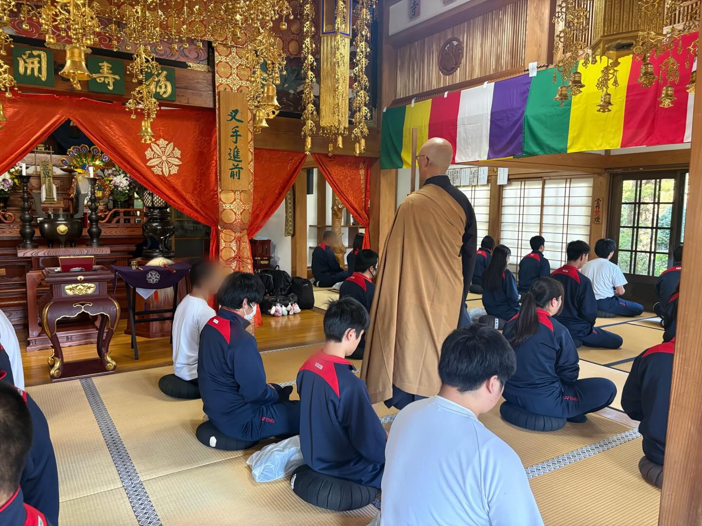 本日は,馬頭高校3年生御一行様が、坐禅体験に来られました。皆さんそれぞれに懸命に坐っておられ、警策を求める合掌も次々と上がり、充実した坐禅会となりました。未来を担う若者たちこそ、坐禅を通して真っ直ぐに人生を歩んで頂きたく思います。当山にお越しいただき有難うございました。
#坐禅会 #馬頭高校 #那珂川町 #長泉寺 #栃木県
